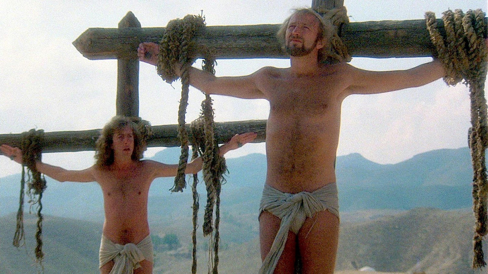 Die Schlussszene in „Das Leben des Brian“ wurde von christlichen Kritikern als Verharmlosung der Kreuzigung verstanden. (Bild: Columbia TriStar)