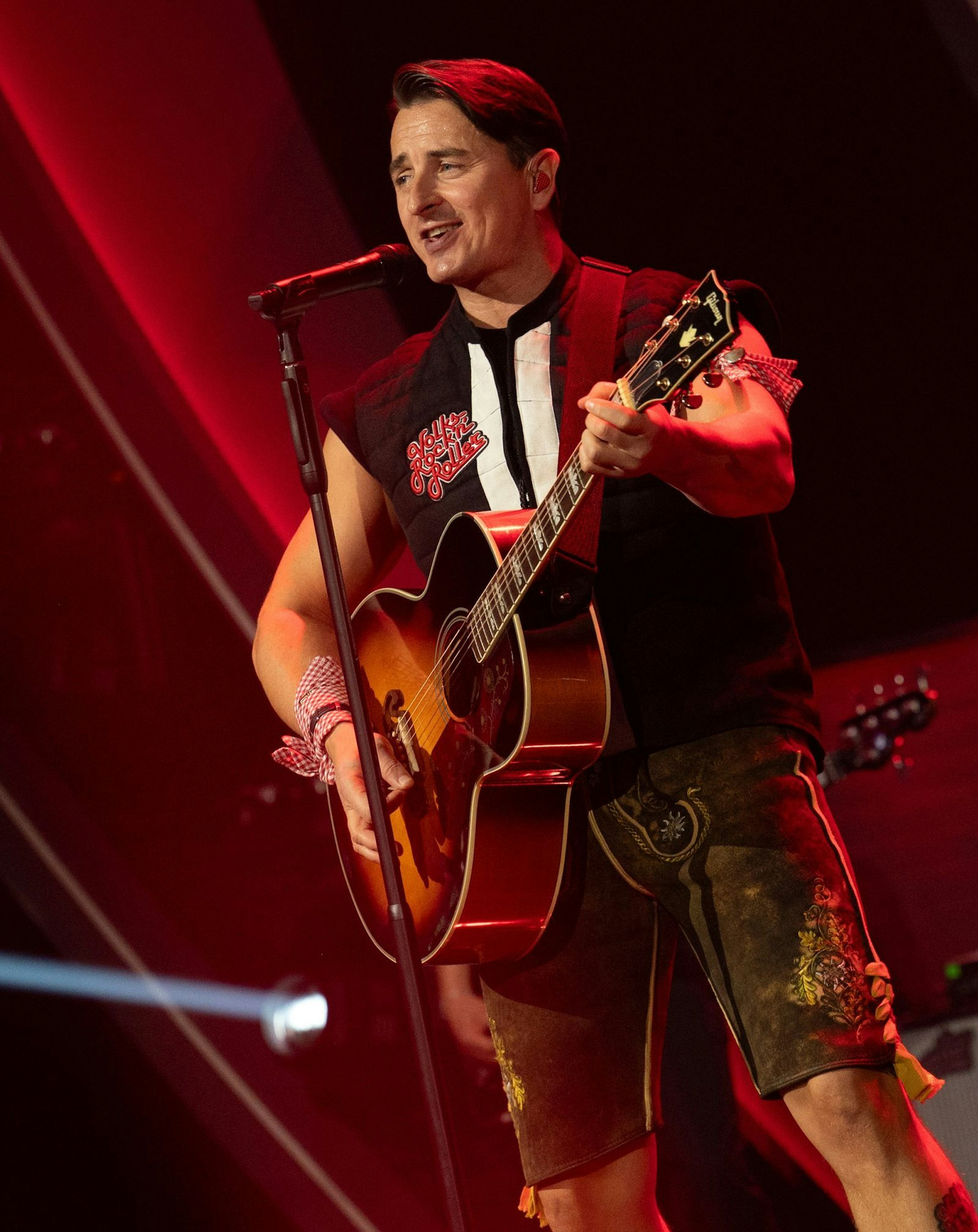 Der österreichische Volks-Rock'n'Roller Andreas Gabalier sang ein schönes Liebeslied und ließ es dann zum Grande Finale mit einem Hit-Medley krachen. (Bild: ZDF / Sascha Baumann)
