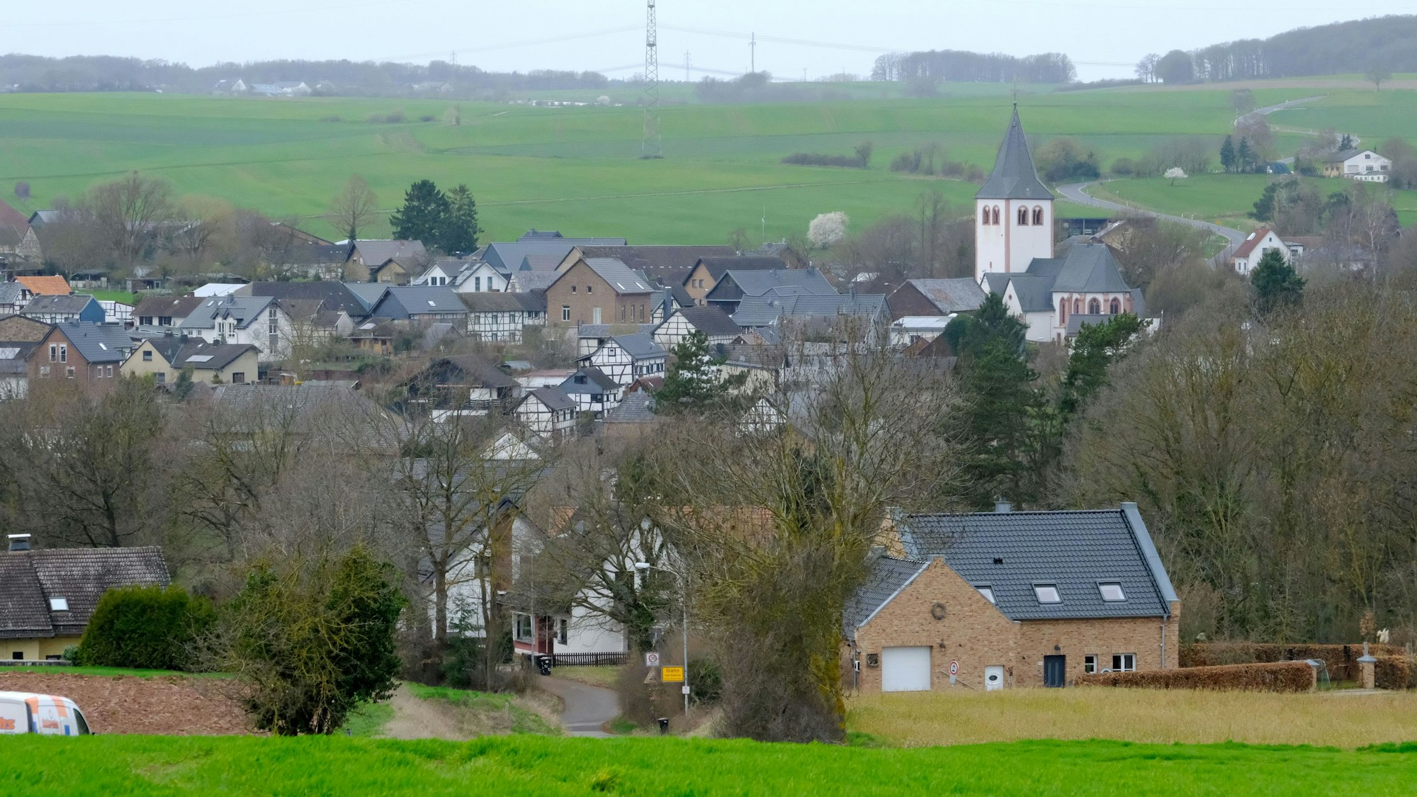 Ortsansicht des Mechernicher Ortsteils Glehn im Frühjahr 2026, Blick von Hostel in Richtung Westen.