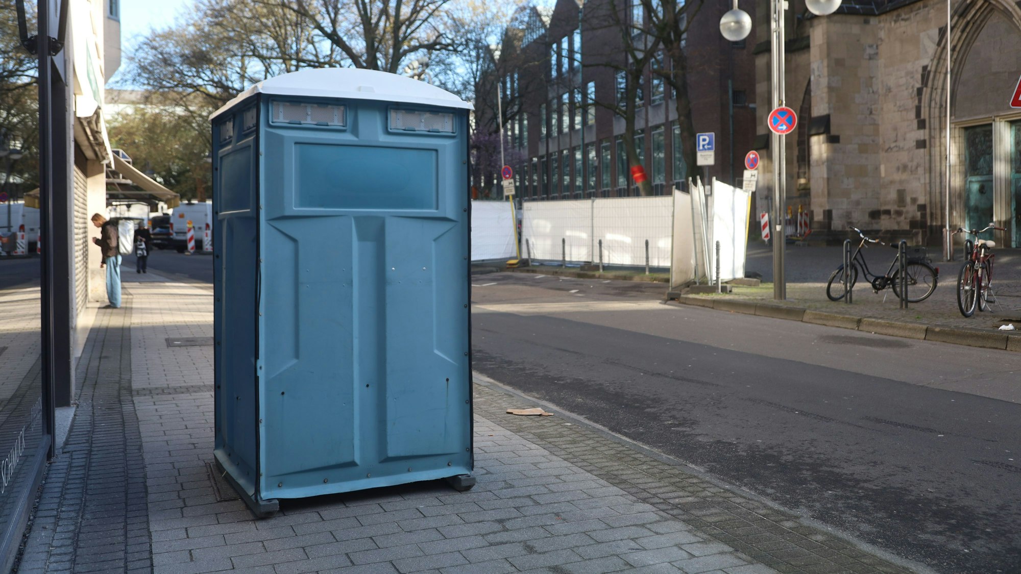 Ein Dixi-Klo mitten auf dem Gehweg.