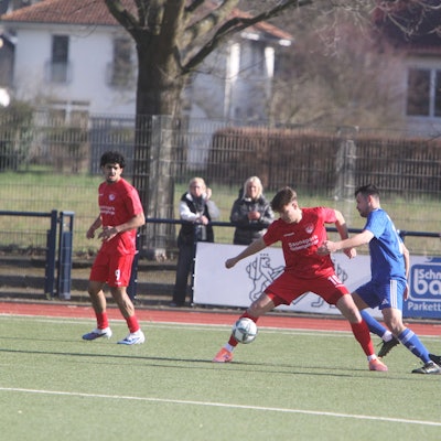 Nicht zu bremsen: Nikolas Klosterhalfen (links) vom TuS 05 Oberpleis.