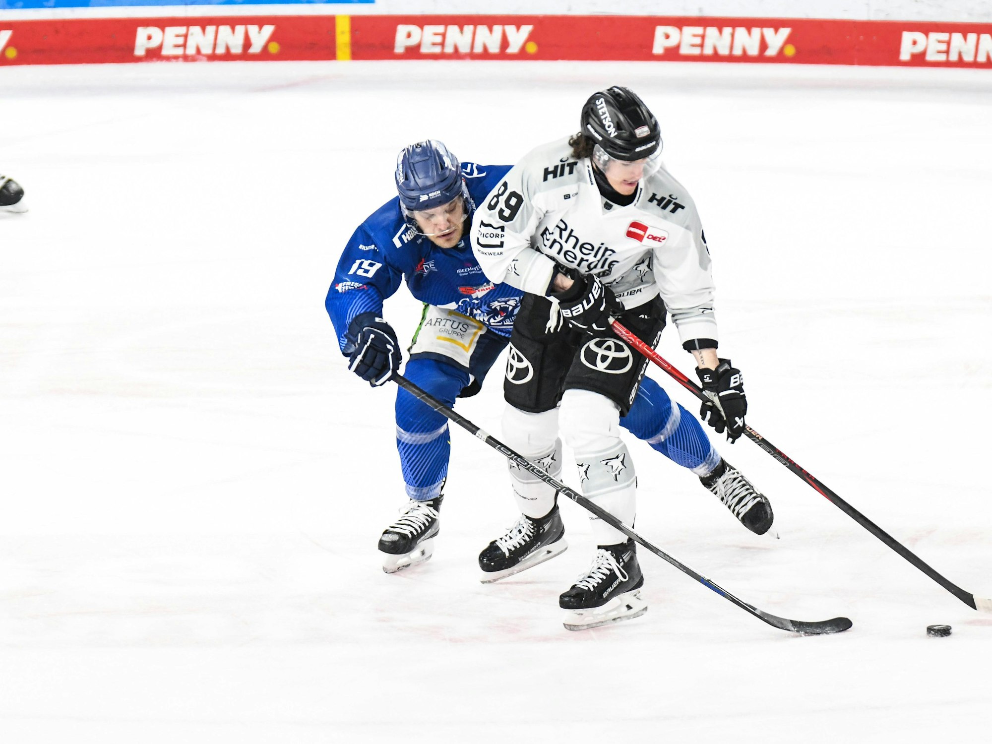 Tim Brunnhuber im Zweikampf mit Gregor MacLeod.