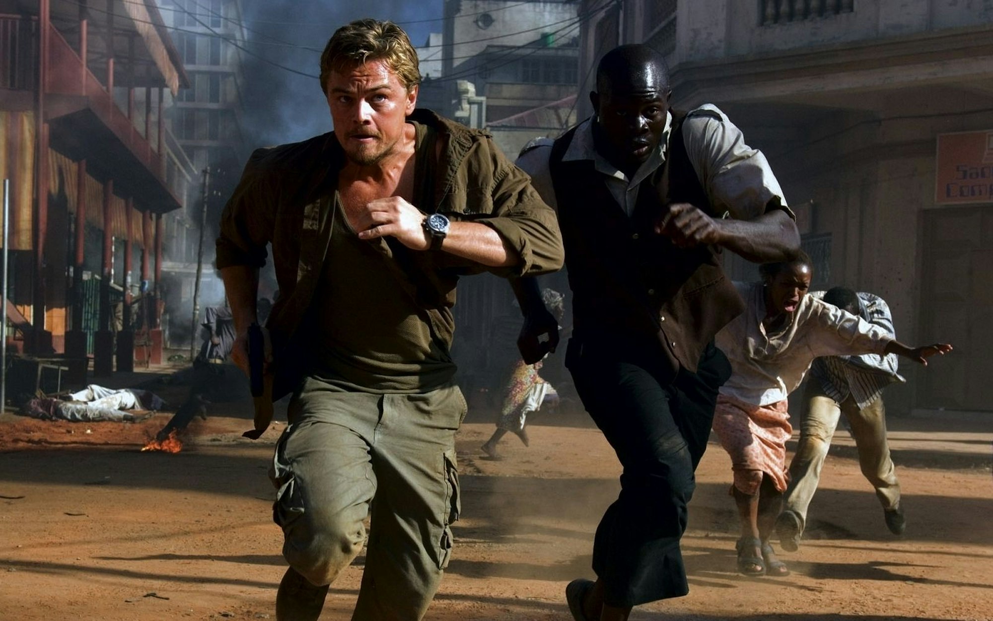 Danny Archer (Leonardo DiCaprio, links) und Solomon Vandy (Djimon Hounsou) machen sich auf die Suche nach dem besonderen Edelstein. (Bild: Jaap Buitendijk/2006 Warner Bros. Entertainment Inc. and Virtual Studios)