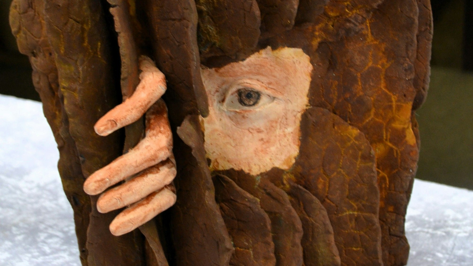 Die Skulptur. Eine menschliche Hand und ein Auge sind zu erkennen.