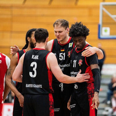 aderborn Baskets GER vs. Bayer Giants Leverkusen GER, Basketball, Barmer 2. Basketball Bundesliga Pro A, 27. Spieltag, 14.3.2026, Saision 2025/2026, Paderborn v.l. Kobe Langley Bayer Giants Leverkusen, 08, Luca Finn Kahl Bayer Giants Leverkusen, 03, Soeren Urbansky Bayer Giants Leverkusen, 51 und Ricardo Lynch Bayer Giants Leverkusen, 11 stehen zusammen vor einem Freiwurf Paderborn Sportzentrum Maspernplatz Deutschland *** Paderborn Baskets GER vs Bayer Giants Leverkusen GER , Basketball, Barmer 2 Basketball Bundesliga Pro A, 27 Matchday, 14 3 2026, Season 2025 2026, Paderborn v l Kobe Langley Bayer Giants Leverkusen, 08 , Luca Finn Kahl Bayer Giants Leverkusen, 03 , Soeren Urbansky Bayer Giants Leverkusen, 51 and Ricardo Lynch Bayer Giants Leverkusen, 11 stand together in front of a free throw Paderborn Sports Center Maspernplatz Germany