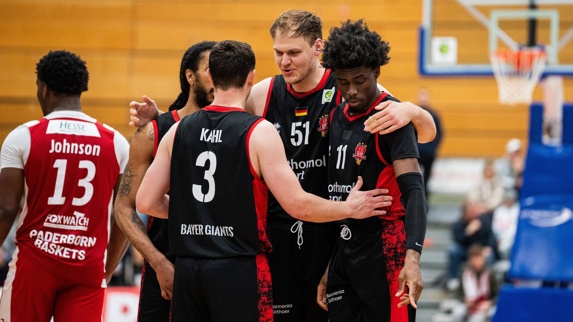 aderborn Baskets GER vs. Bayer Giants Leverkusen GER, Basketball, Barmer 2. Basketball Bundesliga Pro A, 27. Spieltag, 14.3.2026, Saision 2025/2026, Paderborn v.l. Kobe Langley Bayer Giants Leverkusen, 08, Luca Finn Kahl Bayer Giants Leverkusen, 03, Soeren Urbansky Bayer Giants Leverkusen, 51 und Ricardo Lynch Bayer Giants Leverkusen, 11 stehen zusammen vor einem Freiwurf Paderborn Sportzentrum Maspernplatz Deutschland *** Paderborn Baskets GER vs Bayer Giants Leverkusen GER , Basketball, Barmer 2 Basketball Bundesliga Pro A, 27 Matchday, 14 3 2026, Season 2025 2026, Paderborn v l Kobe Langley Bayer Giants Leverkusen, 08 , Luca Finn Kahl Bayer Giants Leverkusen, 03 , Soeren Urbansky Bayer Giants Leverkusen, 51 and Ricardo Lynch Bayer Giants Leverkusen, 11 stand together in front of a free throw Paderborn Sports Center Maspernplatz Germany