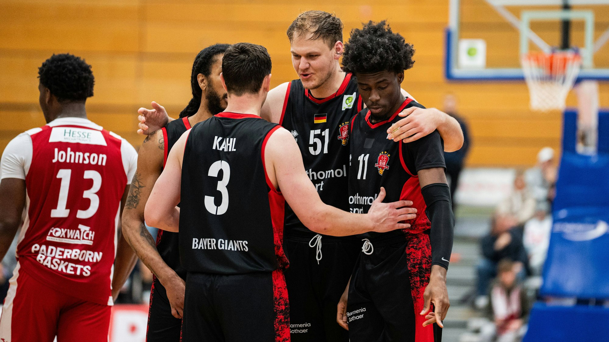 aderborn Baskets GER vs. Bayer Giants Leverkusen GER, Basketball, Barmer 2. Basketball Bundesliga Pro A, 27. Spieltag, 14.3.2026, Saision 2025/2026, Paderborn v.l. Kobe Langley Bayer Giants Leverkusen, 08, Luca Finn Kahl Bayer Giants Leverkusen, 03, Soeren Urbansky Bayer Giants Leverkusen, 51 und Ricardo Lynch Bayer Giants Leverkusen, 11 stehen zusammen vor einem Freiwurf Paderborn Sportzentrum Maspernplatz Deutschland *** Paderborn Baskets GER vs Bayer Giants Leverkusen GER , Basketball, Barmer 2 Basketball Bundesliga Pro A, 27 Matchday, 14 3 2026, Season 2025 2026, Paderborn v l Kobe Langley Bayer Giants Leverkusen, 08 , Luca Finn Kahl Bayer Giants Leverkusen, 03 , Soeren Urbansky Bayer Giants Leverkusen, 51 and Ricardo Lynch Bayer Giants Leverkusen, 11 stand together in front of a free throw Paderborn Sports Center Maspernplatz Germany