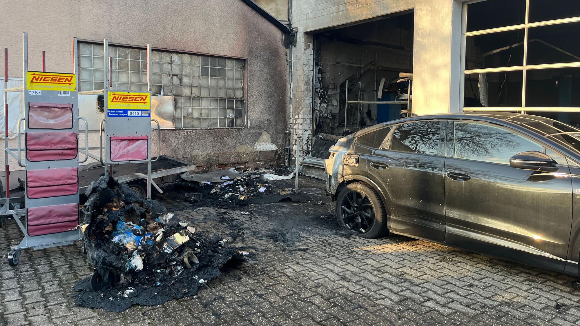 Das E-Auto brannte im Heck. Die Flammen schlugen in die Werkstatt über.