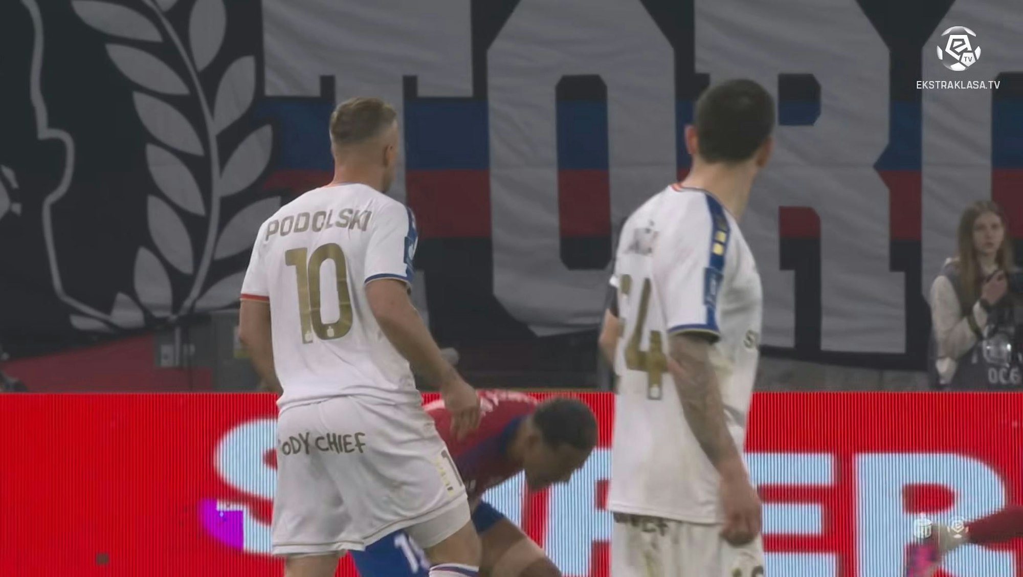 Lukas Podolski begeht bei einem Spiel in Polen eine Tätlichkeit.