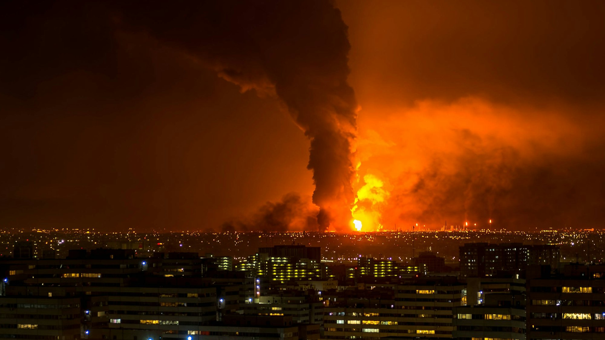 Feuer in Teheran nach Bombenangriffen am 7. März