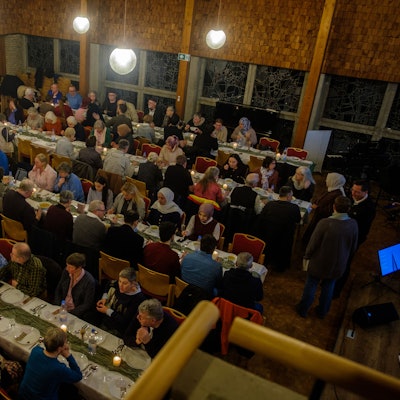 Das Foto zeigt viele Teilnehmer des Fastenbrechen aus der Vogelperspektive