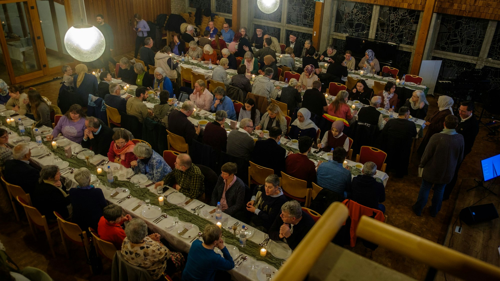 Das Foto zeigt viele Teilnehmer des Fastenbrechen aus der Vogelperspektive