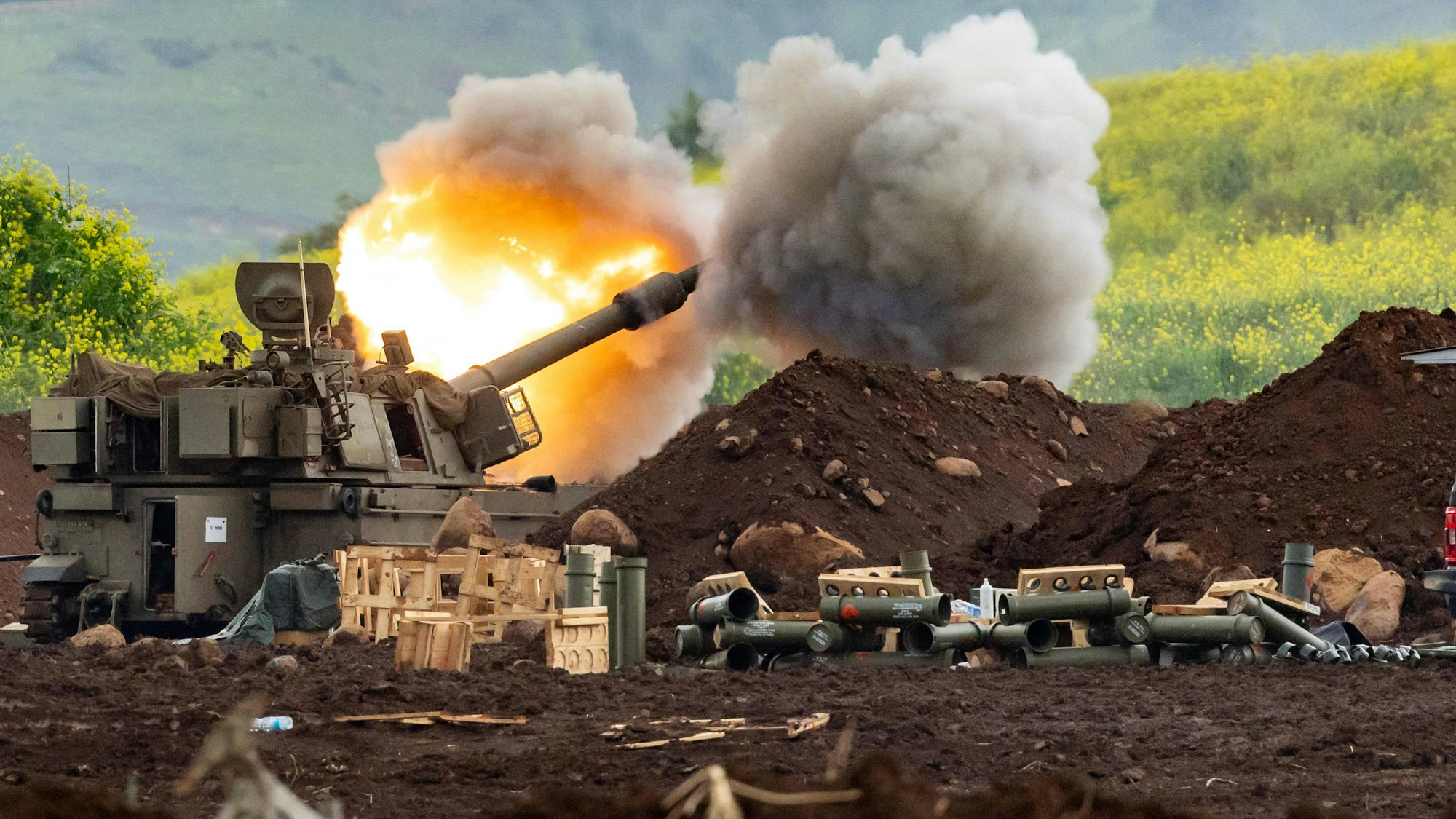 Eine israelische selbstfahrende Haubitzenartillerie feuert.