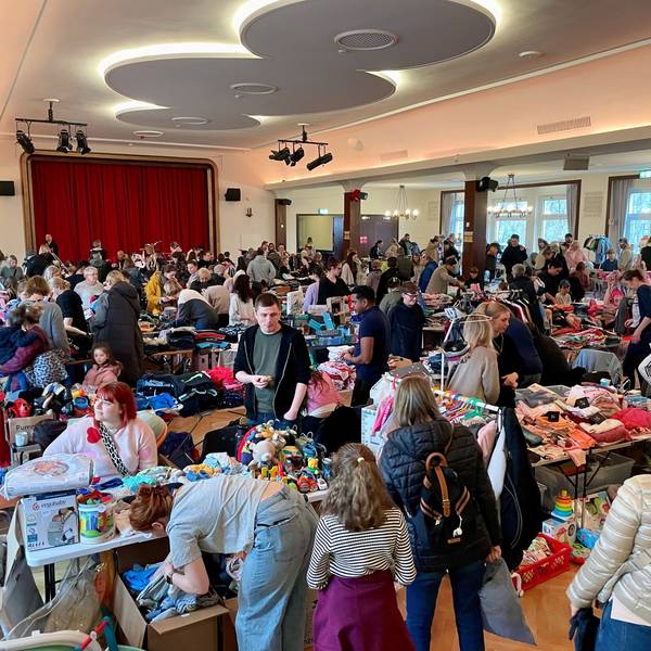 Nach Corona und dem Hochwasser ist der Trödelmarkt im Lindenhof in Manfort zurück. 58 Ausstellerinnen und Aussteller hatten sich auf den Aufruf des Lindenhof-Teams gemeldet.