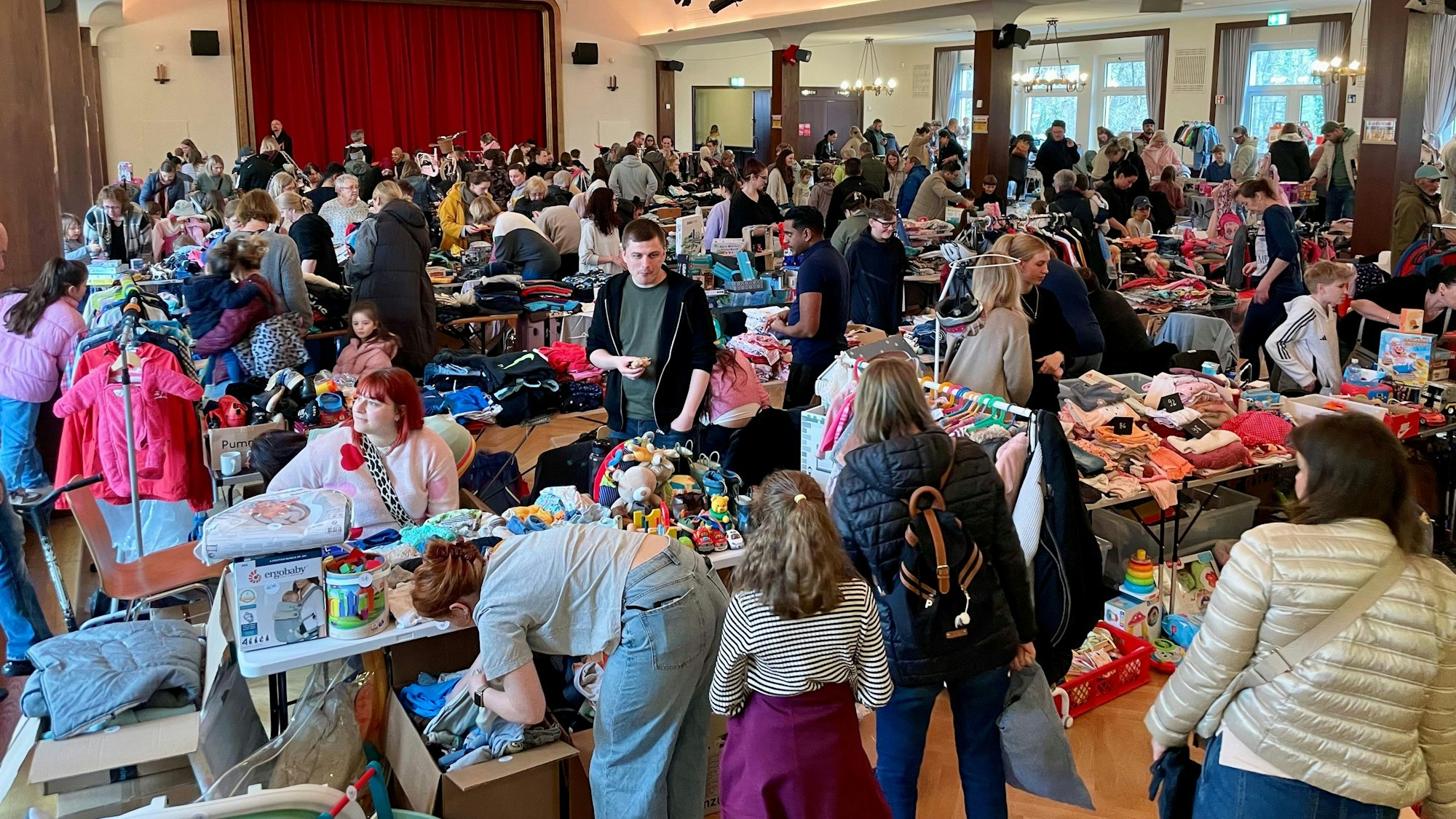 Nach Corona und dem Hochwasser ist der Trödelmarkt im Lindenhof in Manfort zurück. 58 Ausstellerinnen und Aussteller hatten sich auf den Aufruf des Lindenhof-Teams gemeldet.