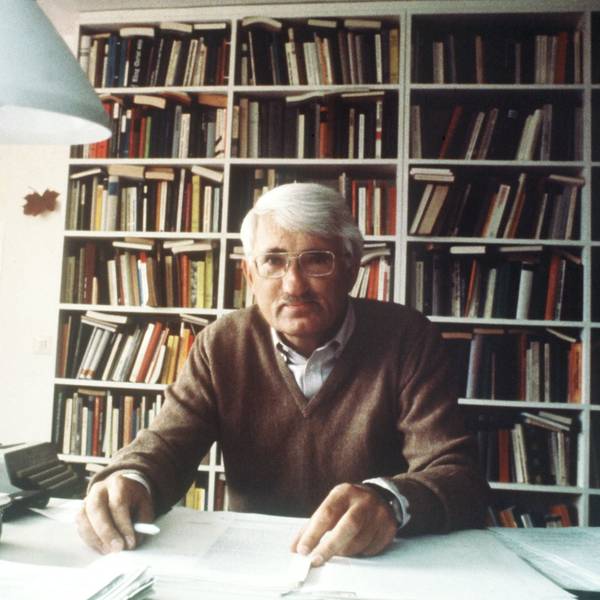 Jürgen Habermas, sitzt vor einer Bücherwand an seinem Schreibtisch.