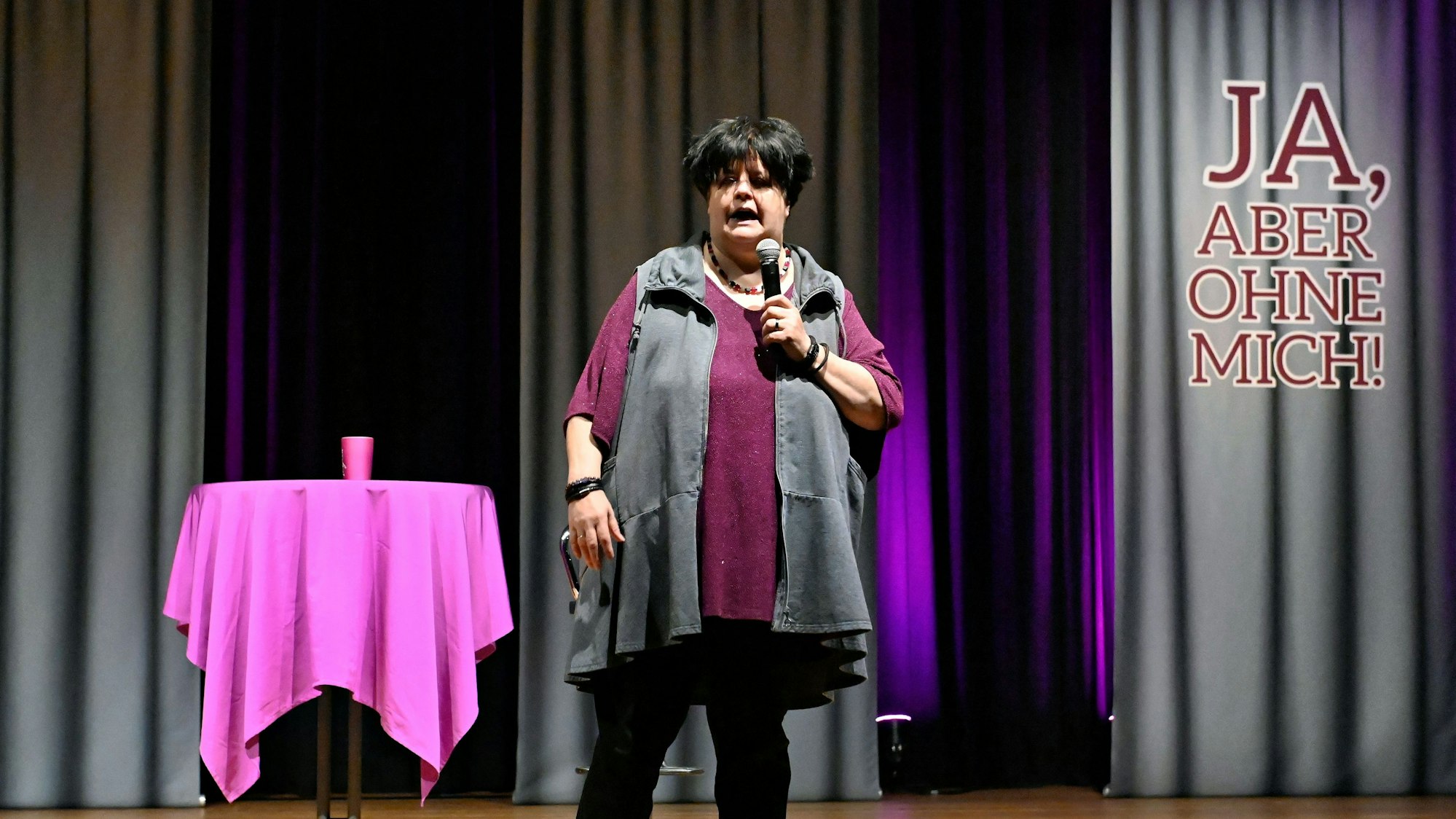 Ingrid Kühne bei ihrer Darbietung auf der Bühne.