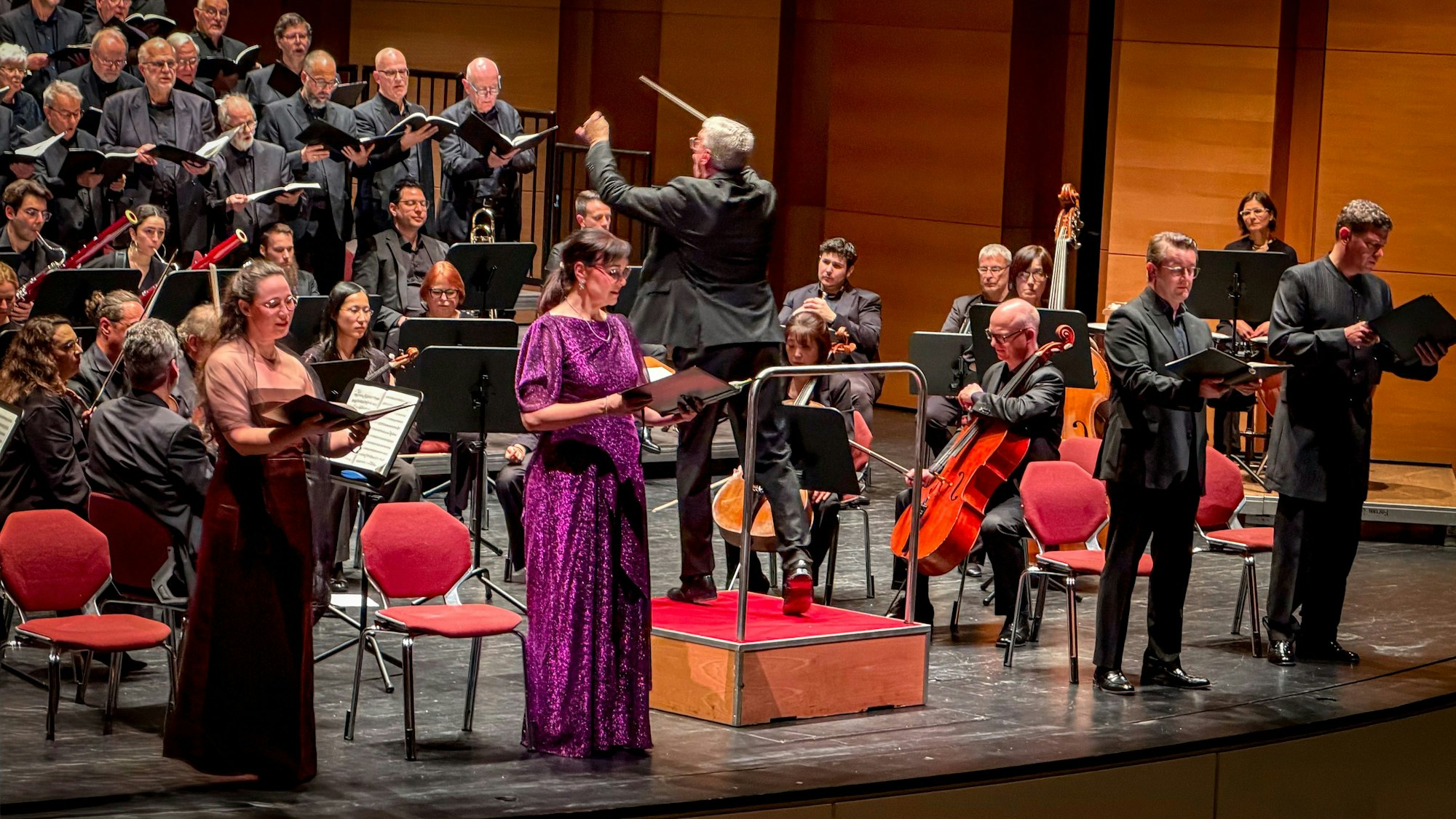 Rund 100 Mitwirkende auf der Bühne: Der Bachchor Leverkusen und das Bachorchester Leverkusen unter der Leitung von Michael Porr bringen Louis Spohrs selten gespieltes Oratorium zum Klingen.