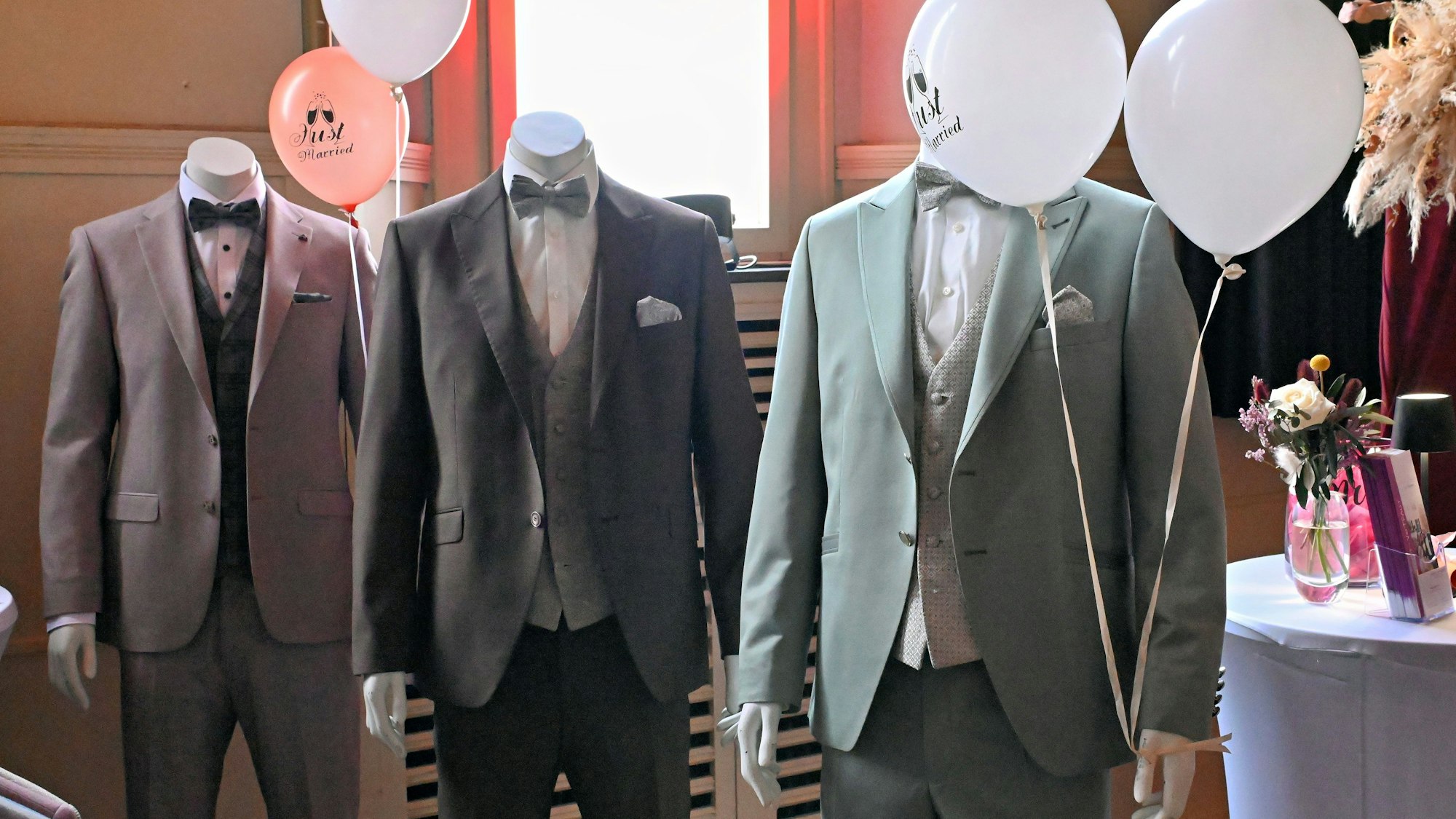 Drei Schaufensterpuppen mit verschiedenen Hochzeitsanzüge.