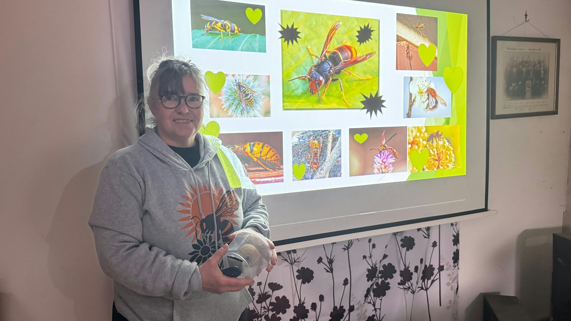 Das Foto zeigt die Referentin bei ihrem Vortrag.