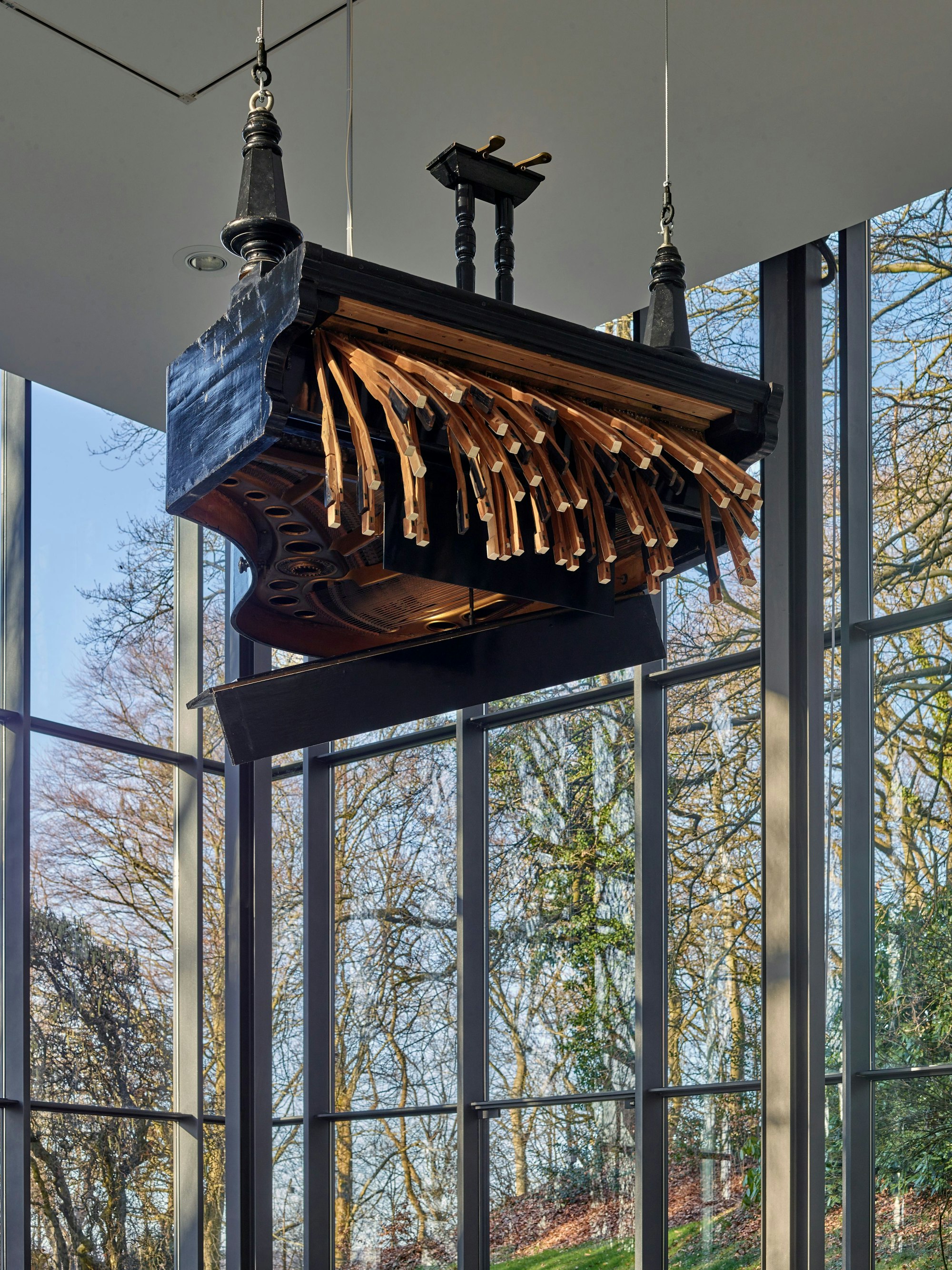 Ein Klavier hängt kopfüber von der Decke.