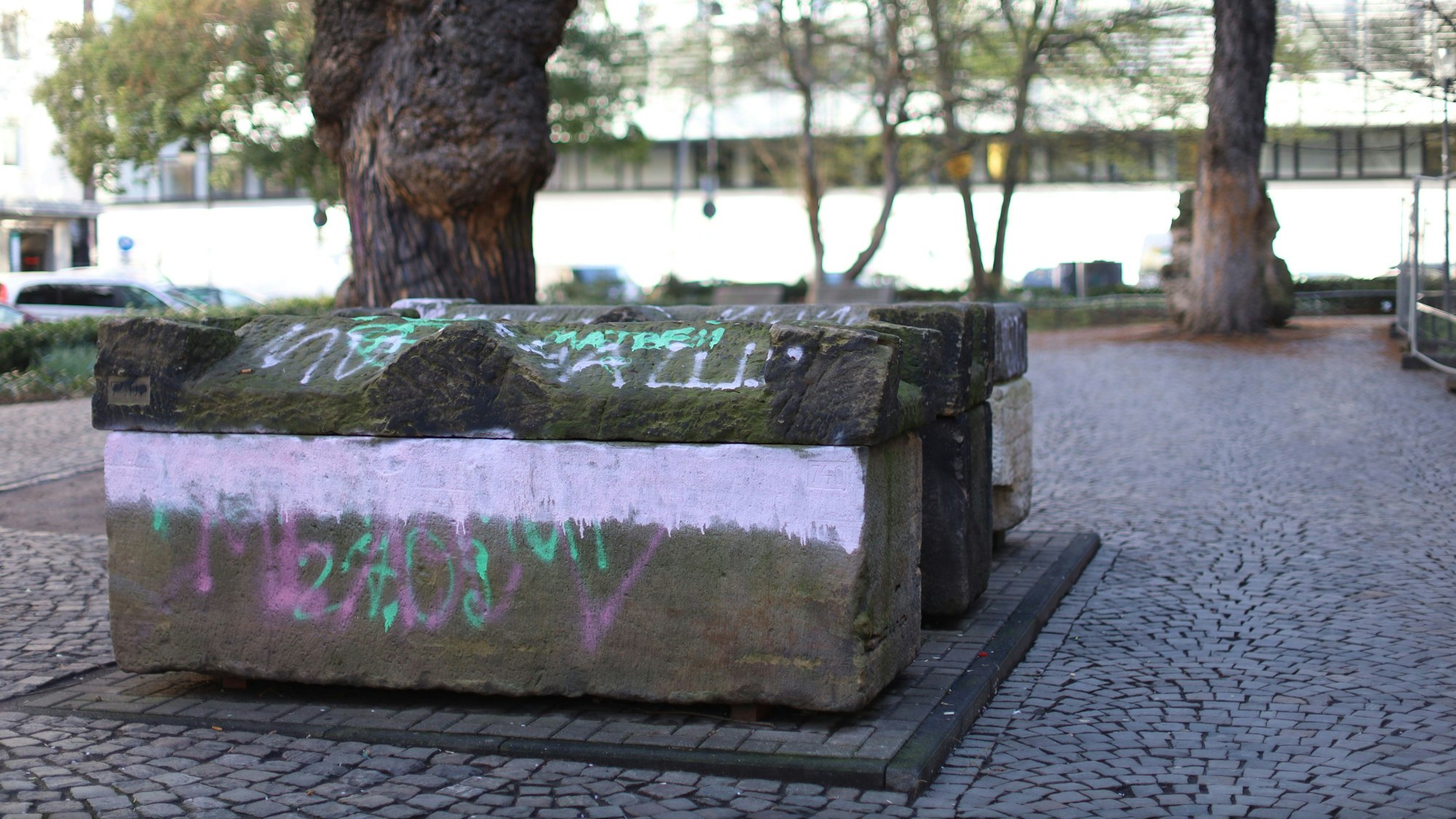 Die drei antiken Sarkophage in der kleinen Grünanlage am MAKK wurden beschmiert.