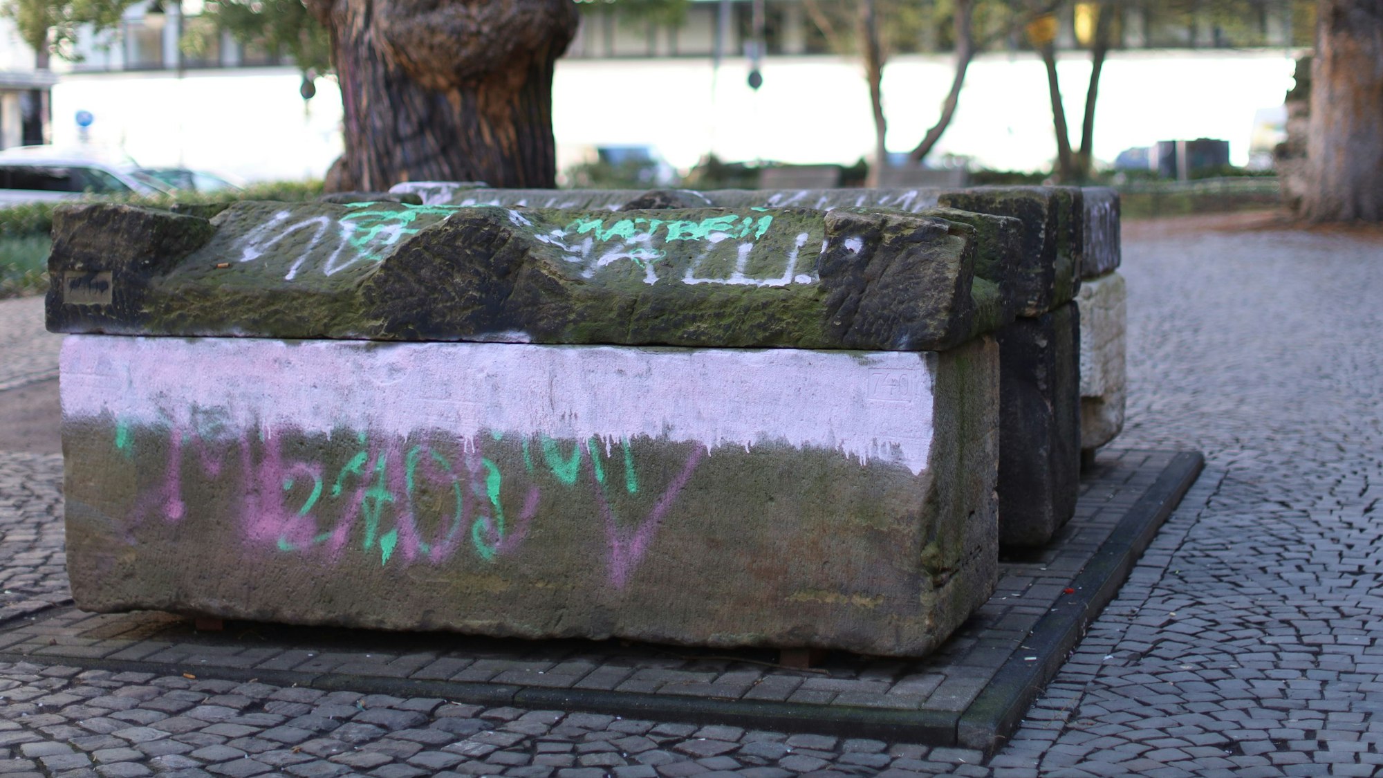 Die drei antiken Sarkophage in der kleinen Grünanlage am MAKK wurden beschmiert.
