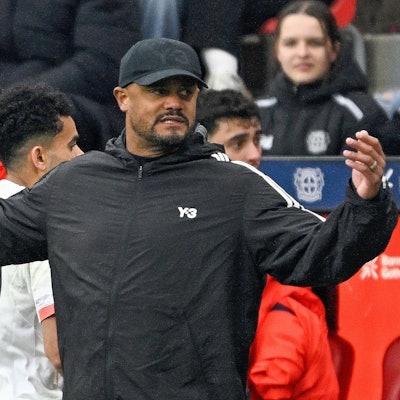 Vincent Kompany gestikuliert am Spielfeldrand.