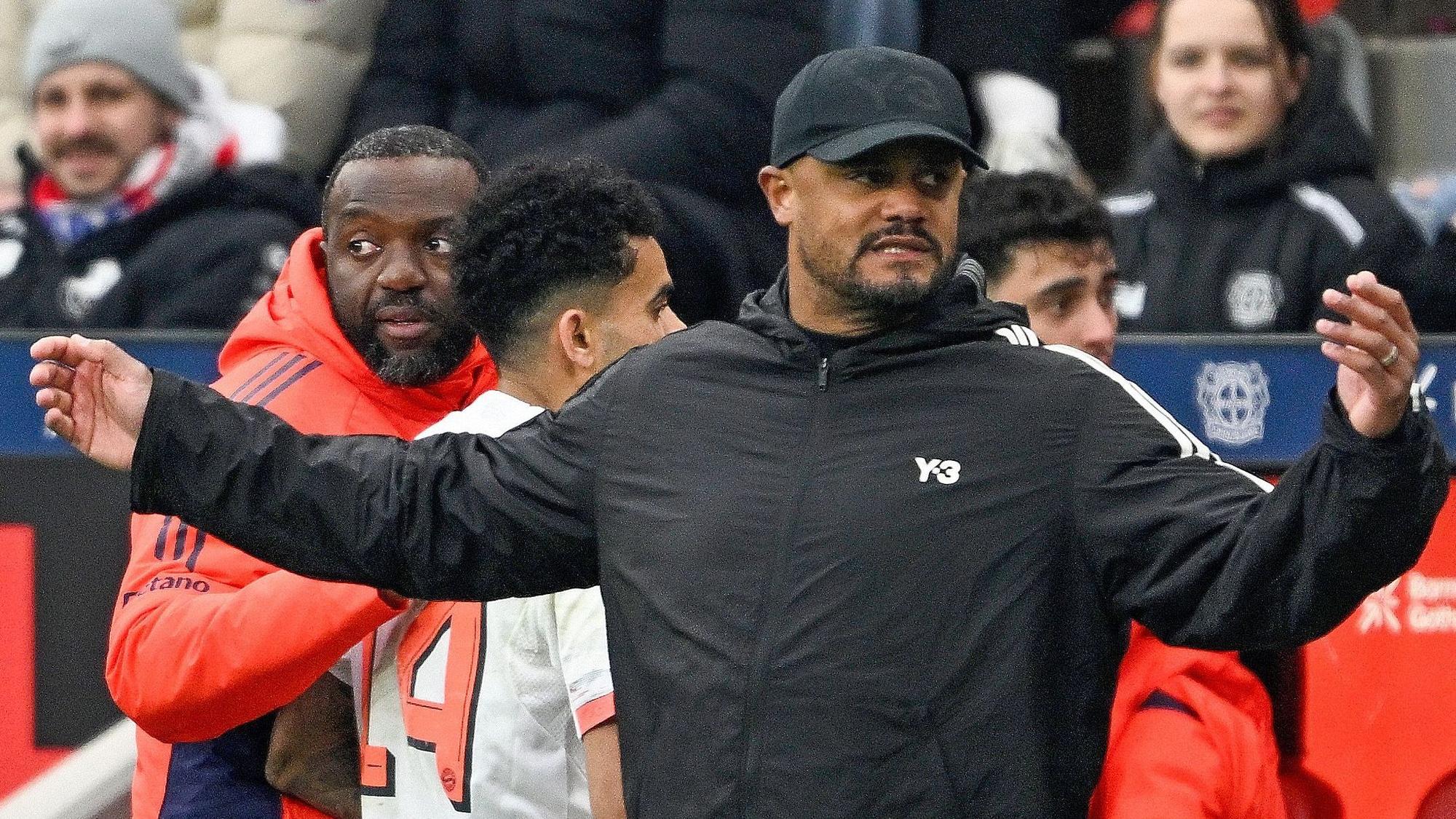 Vincent Kompany gestikuliert am Spielfeldrand.
