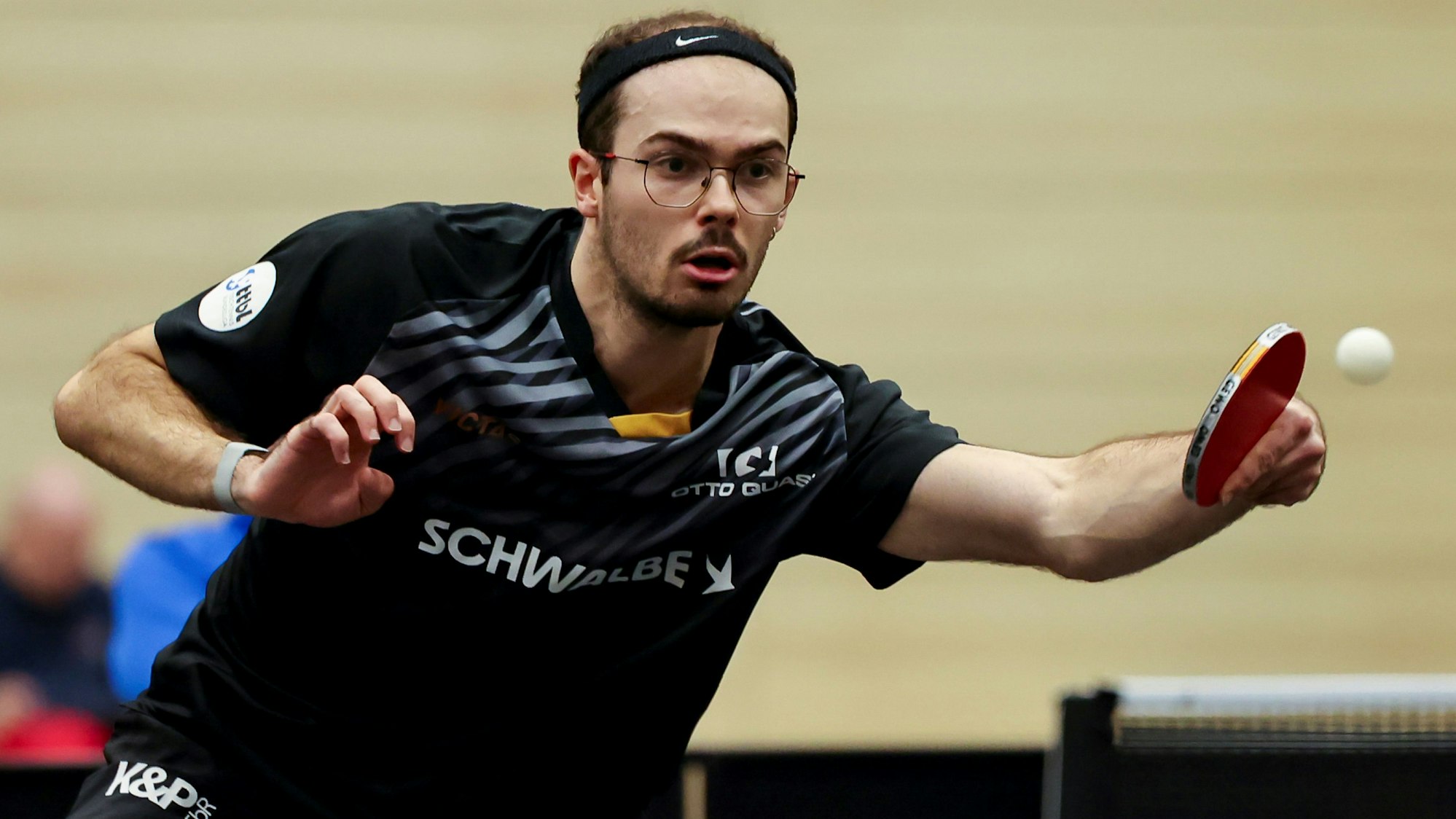 Leo de Nodrest spielt den Ball zuzrück.