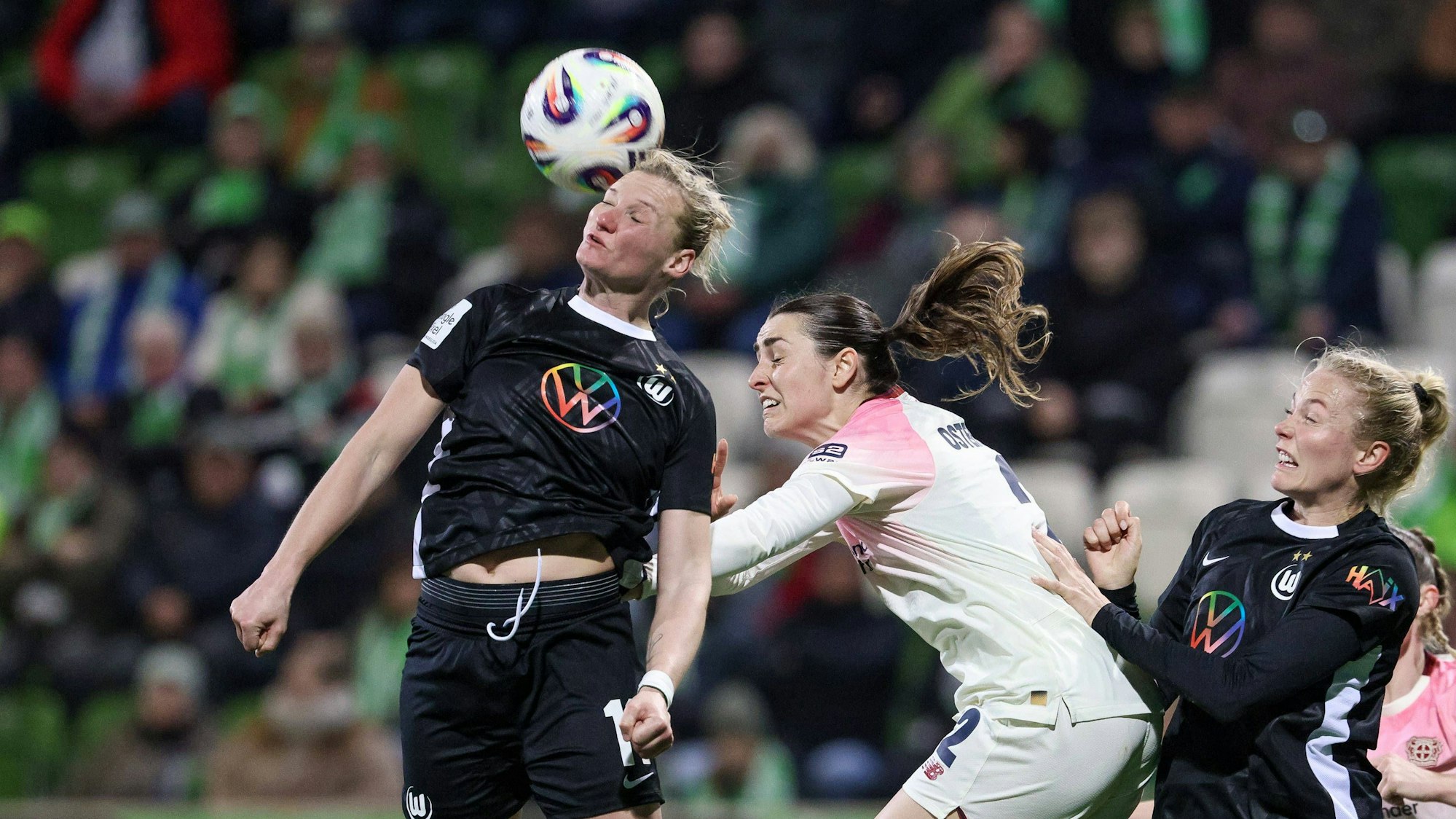 v.li.: Alexandra Popp VfL Wolfsburg, 11 und Selina Ostermeier Bayer 04 Leverkusen, 2 im Kopfballduell, Kopfball, Zweikampf, Action, Aktion, Spielszene, Guro Bergsvand VfL Wolfsburg, 20, DIE DFB-RICHTLINIEN UNTERSAGEN JEGLICHE NUTZUNG VON FOTOS ALS SEQUENZBILDER UND/ODER VIDEOÄHNLICHE FOTOSTRECKEN. DFB REGULATIONS PROHIBIT ANY USE OF PHOTOGRAPHS AS IMAGE SEQUENCES AND/OR QUASI-VIDEO., 15.03.2026, Wolfsburg Deutschland, Fussball, Google Pixel Frauen-Bundesliga, VfL Wolfsburg - Bayer 04 Leverkusen *** from left Alexandra Popp VfL Wolfsburg, 11 and Selina Ostermeier Bayer 04 Leverkusen, 2 in header duel, header, duel, action, action scene, Guro Bergsvand VfL Wolfsburg, 20 , THE DFB REGULATIONS PROHIBIT ANY USE OF PHOTOGRAPHS AS IMAGE SEQUENCES AND OR QUASI VIDEO , 15 03 2026, Wolfsburg Germany , Football, Google Pixel Womens Bundesliga, VfL Wolfsburg Bayer 04 Leverkusen xobx