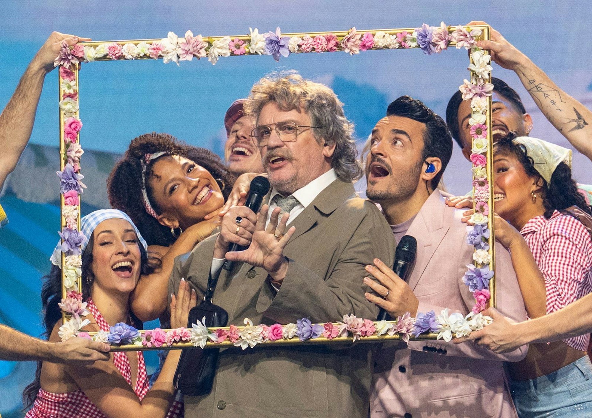 „Mir ist nach Duett!“ Deshalb ging Giovanni Zarrella mit seinem Ehrengast Horst Schlemmer auf die Bühne und präsentierte dessen Happy-Song „Ich such die Glücklichkeit“. (Bild: ZDF / Sascha Baumann)