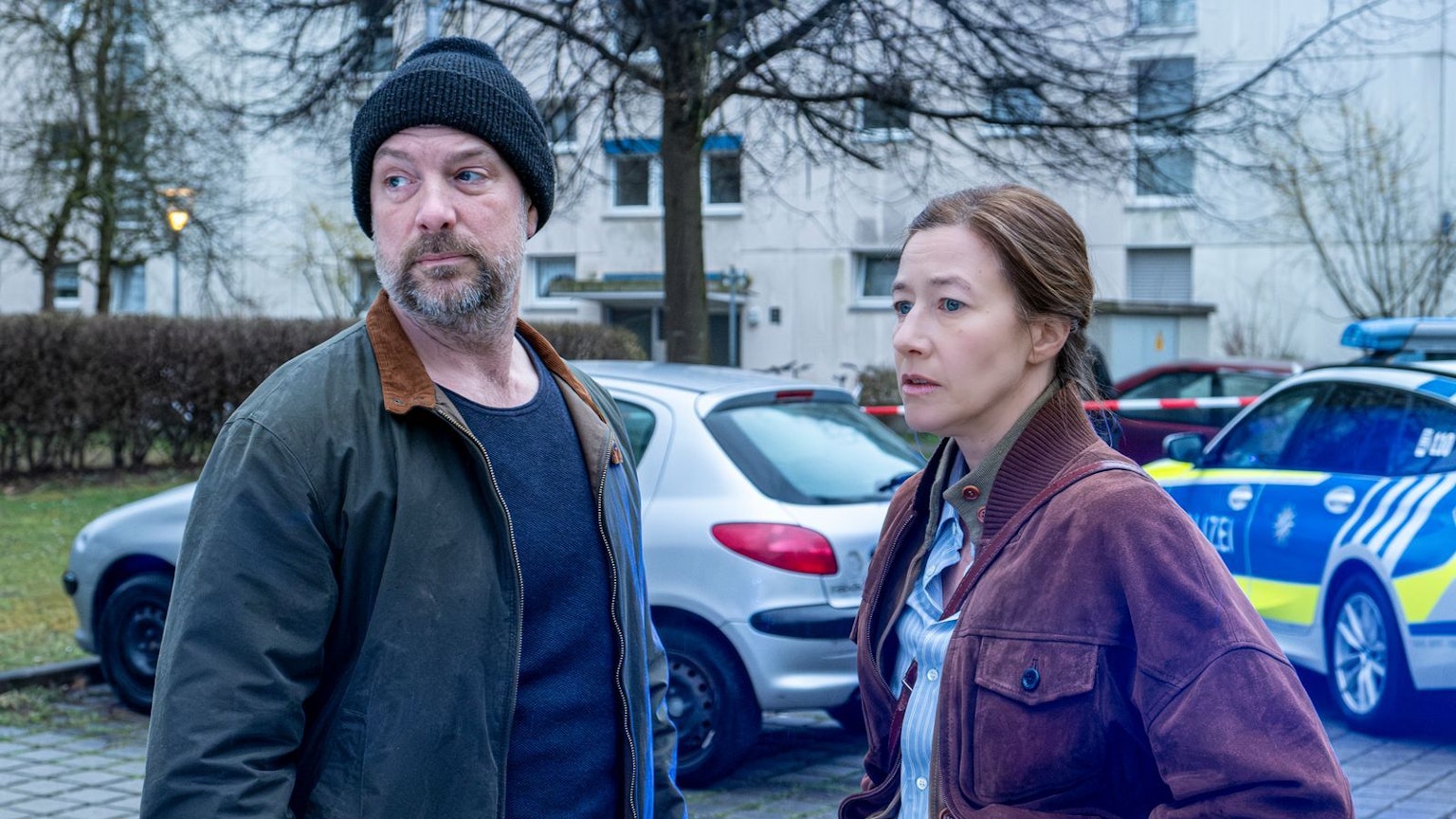 Kommissar Dennis Eden (Stephan Zinner) und Kommissarin Cris Blohm (Johanna Wokalek) ermitteln zwei Fällen parallel. (Bild: BR/die film gmbh/Susanne Bernhard)