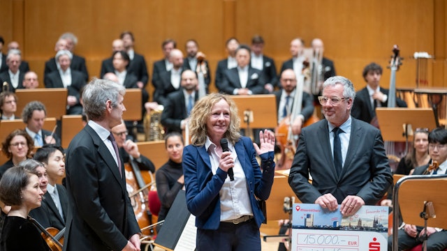 Isabella NevenDuMont und Christian Hümmeler bedanken sich im Namen von „wir helfen“. Beim Gürzenich-Benefizkonzert in der Philharmonie wurden 15.000 Euro für den karitativen Verein eingenommen.