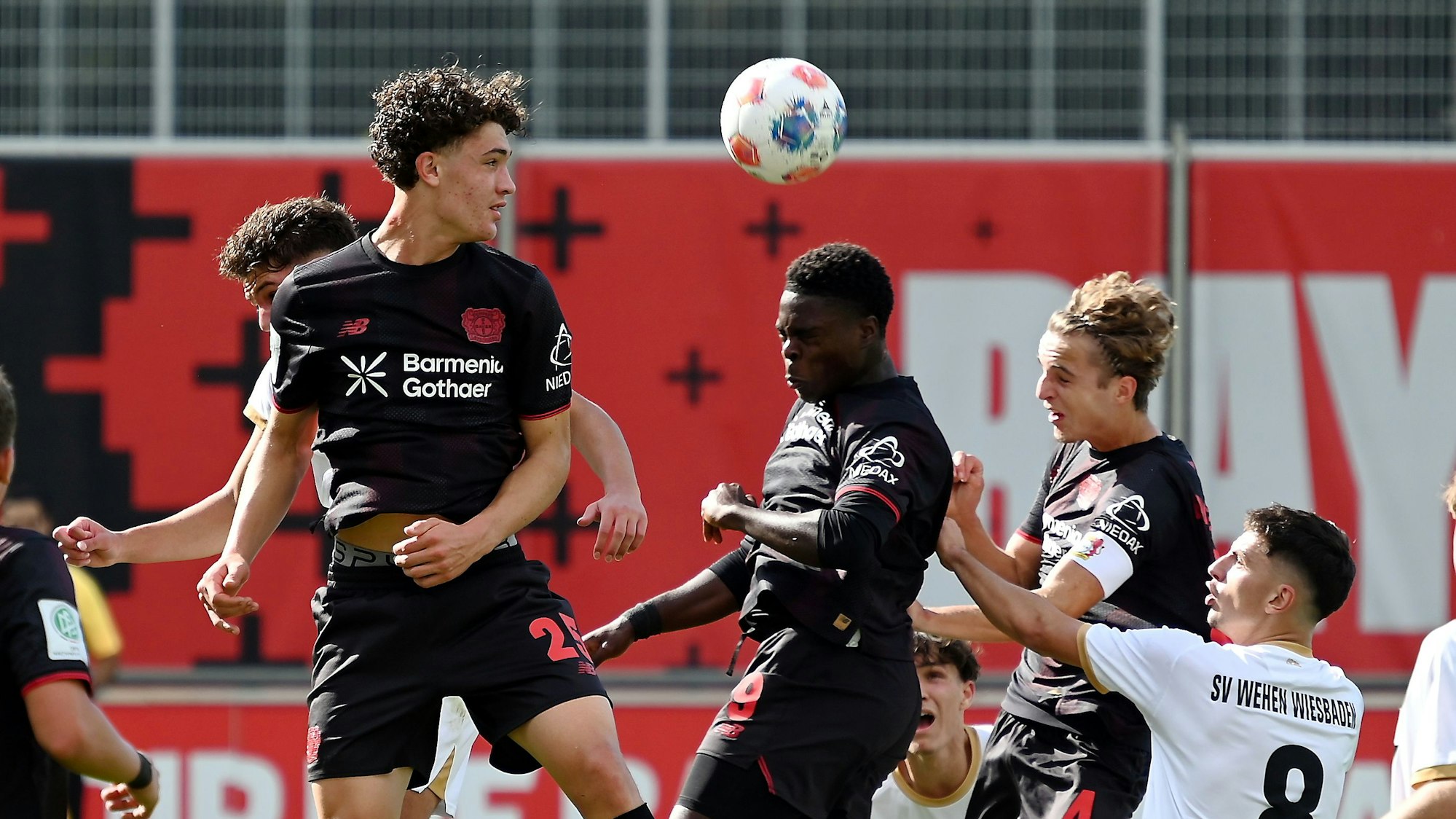 27.09.2025, Fussball-Bayer U19-Wehen Wiesbaden
mitte: Jonah Berghoff (Bayer)
Foto: Uli Herhaus