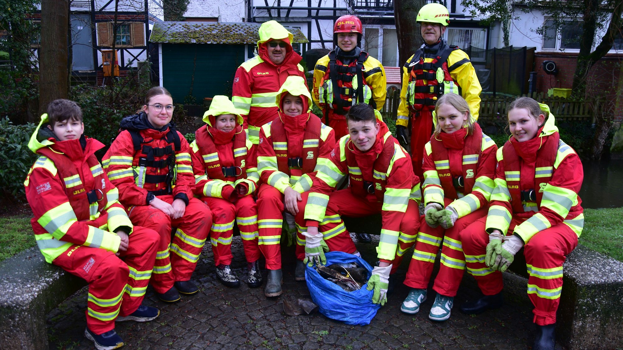 Mädchen und Jungs des DLRG-Nachwuchses blicken in die Kamera.