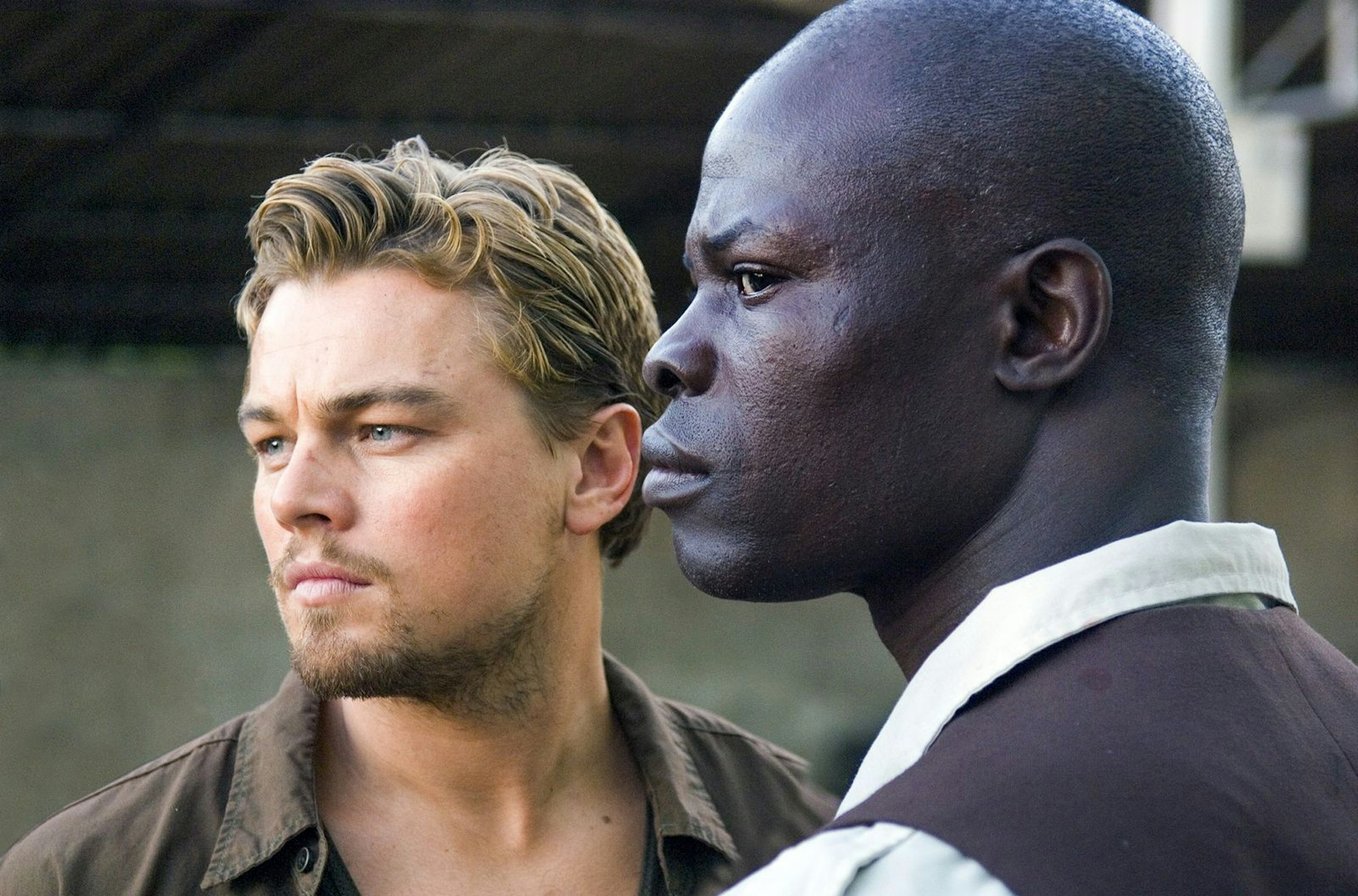 In dem westafrikanischen Land Sierra Leone tobt seit Jahren ein erbitterter Bürgerkrieg. Mittendrin ist der Ex-Söldner Danny Archer (Leonardo DiCaprio, links). (Bild: Jaap Buitendijk/2006 Warner Bros. Entertainment Inc. and Virtual Studios)