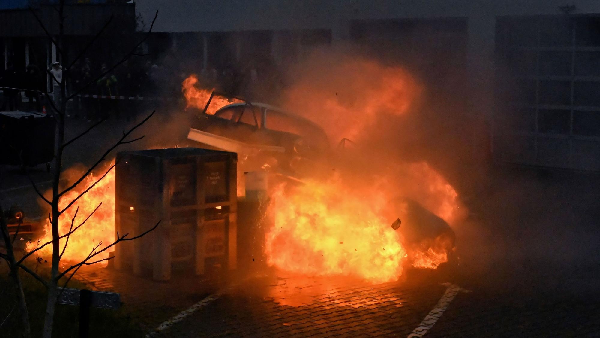 Ein Auto explodiert auf einem Parkplatz.