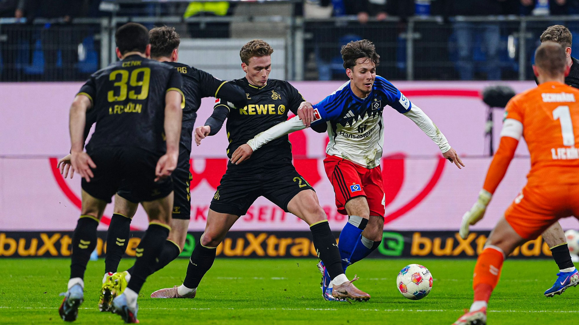 Sebastian Sebulonsen geht gegen Otto Stange in den Zweikampf.