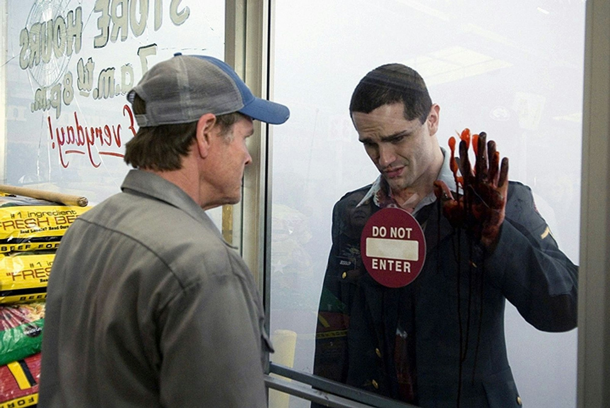 Frank Darabonts Verfilmung von Stephen Kings Novelle „Der Nebel“ (2007) ist bekannt für eine der düstersten und erschütterndsten Schlussszenen der Filmgeschichte. (Bild: Universum Film)