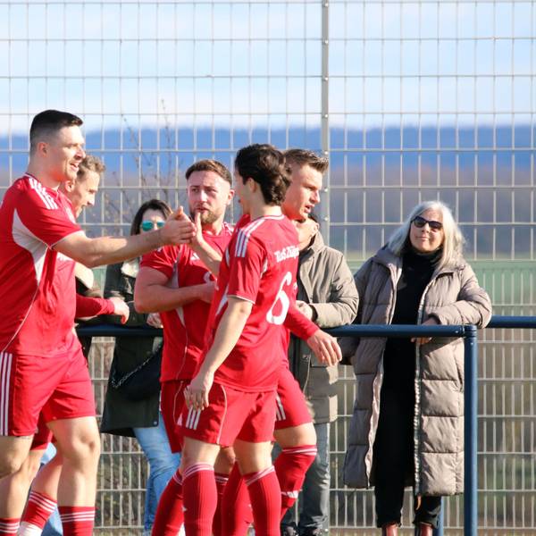 Die Zülpicher Spieler klatschen sich nach einem der frühen Tore ab.