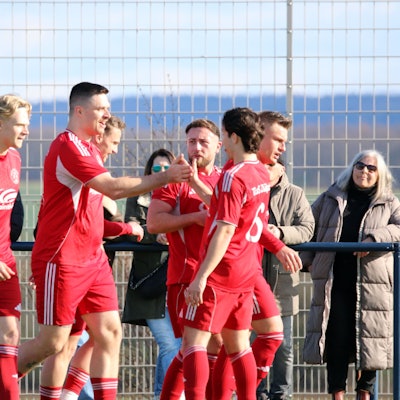 Die Zülpicher Spieler klatschen sich nach einem der frühen Tore ab.