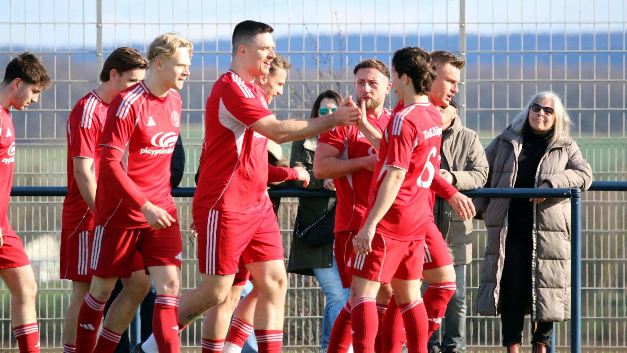 Die Zülpicher Spieler klatschen sich nach einem der frühen Tore ab.