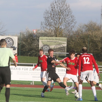 Der TuS Mondorf um Luca Viola (am Ball) und der Spitzenreiter GW Brauweiler schenken sich nichts.