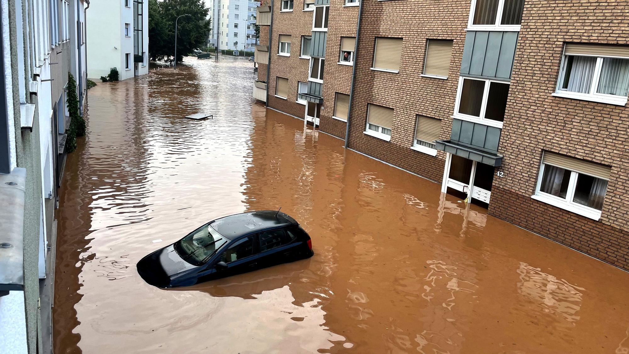Hochwasser in der Euskirchener Mühlenstraße. Im Hintergrund ist ein Altenzentrum zu sehen.
