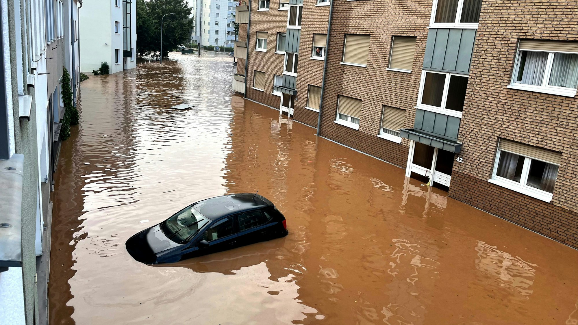 Hochwasser in der Euskirchener Mühlenstraße. Im Hintergrund ist ein Altenzentrum zu sehen.