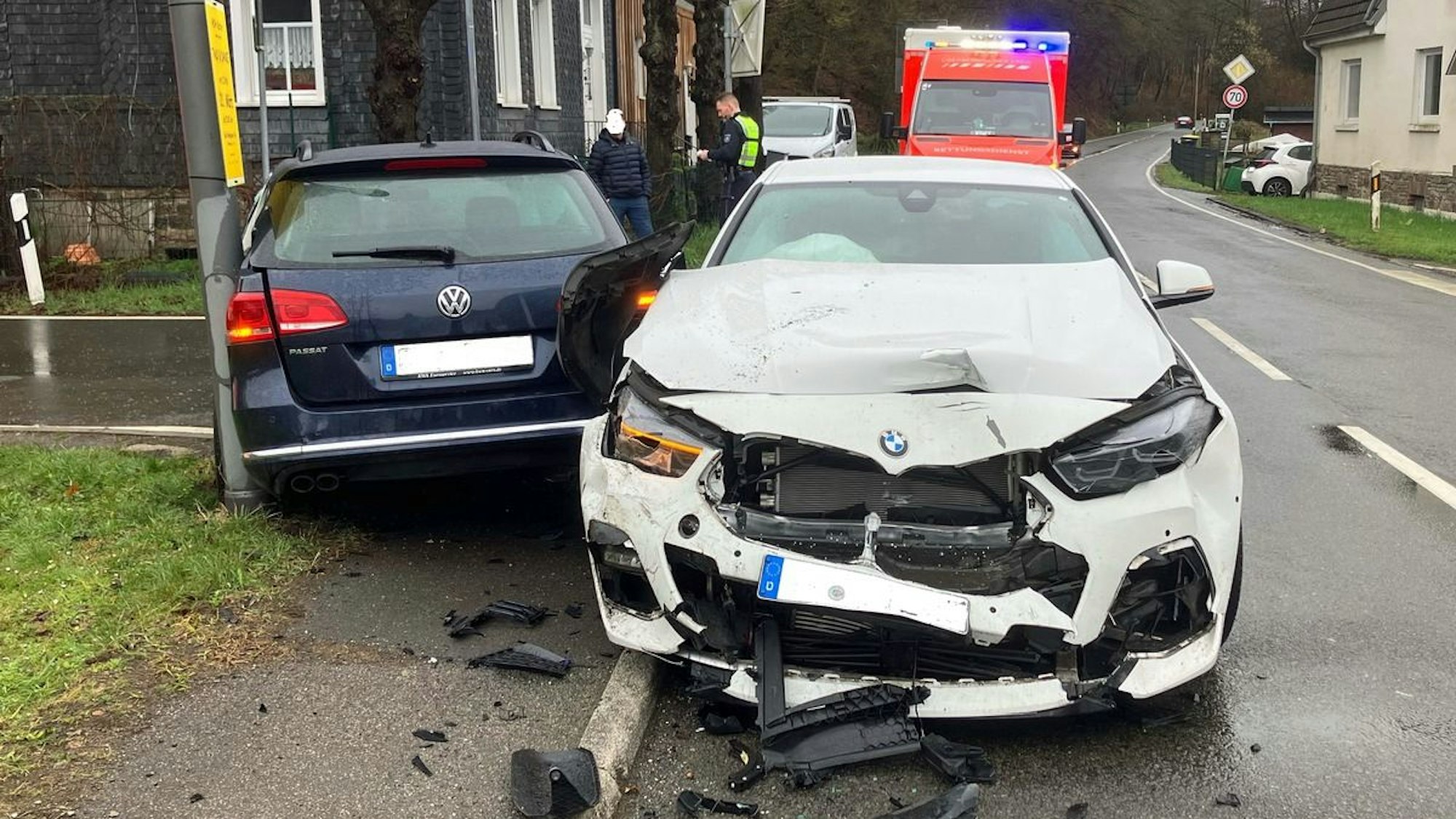 Unfall mit zwei Autos im Kreuzungsbereich in Lindlar.