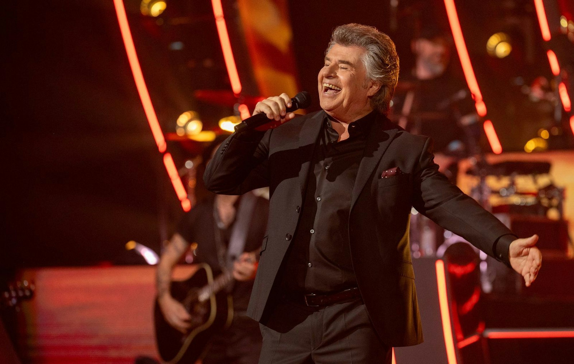 Schlagerveteran Andy Borg sang ein Medley und verbeugte sich vor seiner Frau: „Sie ist verheiratet, aber wir lieben uns trotzdem.“ (Bild: ZDF / Sascha Baumann)