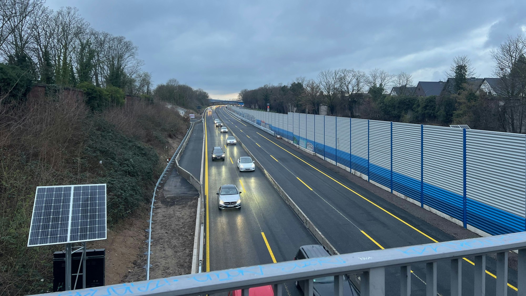 Seit wenigen Tagen rollt der Verkehr über die im Bereich Wesseling neu gebauten Fahrbahnen der A555 in Fahrtrichtung Bonn.
