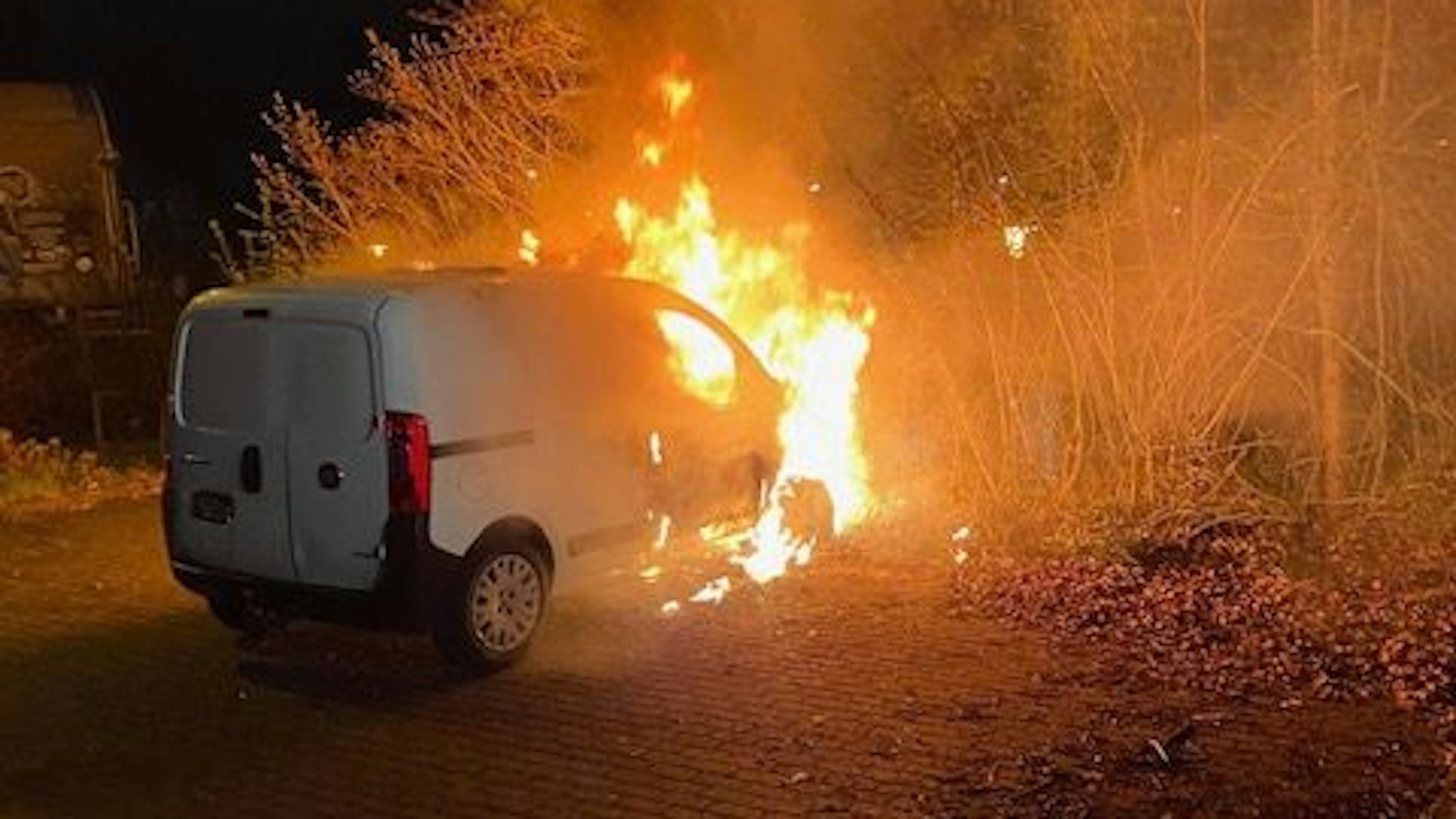 Der Pkw, der möglicherweise im Rhein-Kreis Neuss gestohlen wurde, stand beim Eintreffen der Feuerwehrleute lichterloh im Brand.